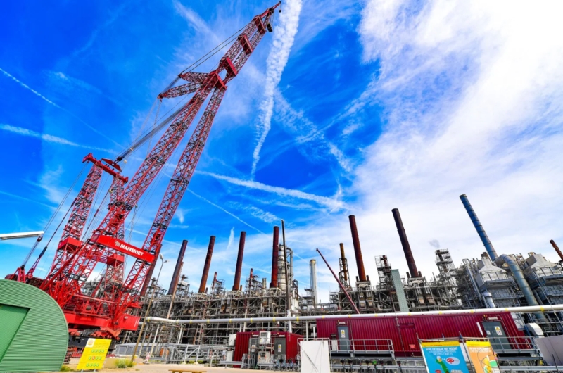 Afscheid van een reus: Mammoet-kraan verlaat skyline Moerdijk