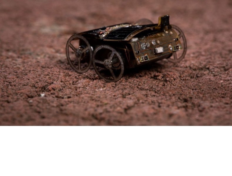 Autonome minirobot rijdt op licht en radiogolven