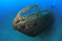 Gevleugeld robotje schiet door het water