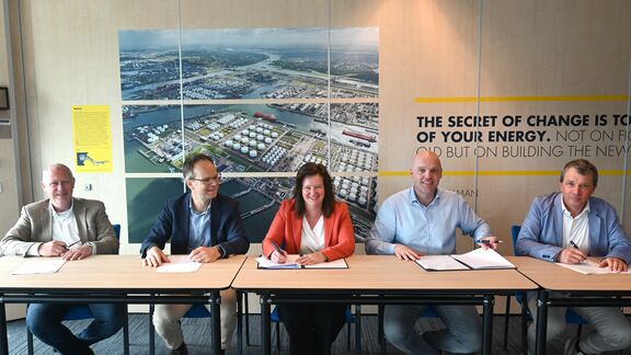 Havenbedrijf Rotterdam gaat met onderwaterankers kades verdiepen