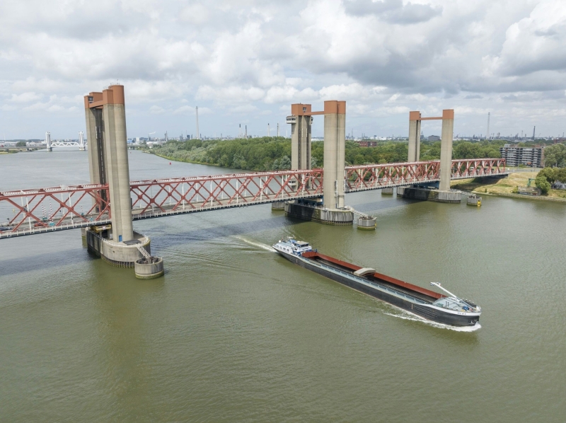 Nieuwe kabels en elektronische onderdelen voor de Spijkenisserbrug