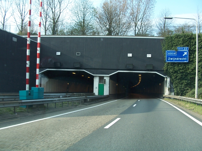 Rijkswaterstaat zoekt aannemer voor renovatie Drechttunnel (A16)