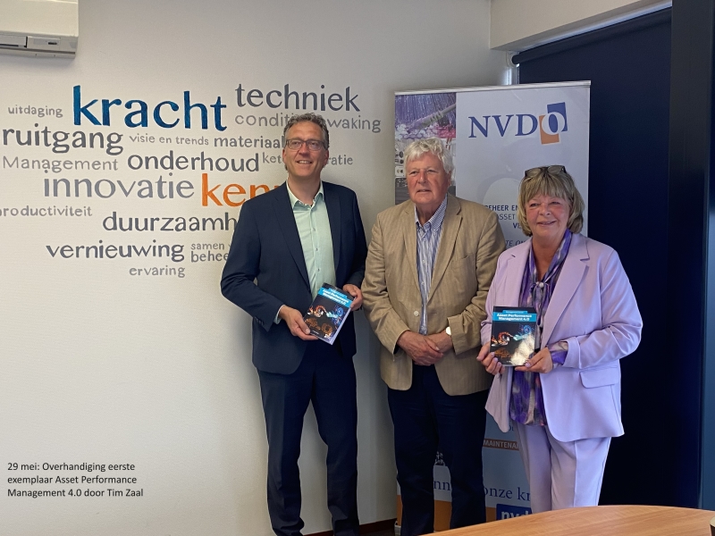 29 mei: Overhandiging eerste exemplaar Asset Performance Management 4.0 door Tim Zaal